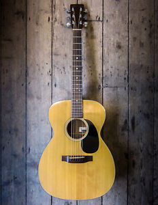1981 MARTIN ACOUSTIC GUITAR - 00018 VINTAGE MARTIN ACOUSTIC WITH CASE