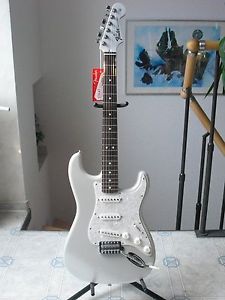 Fender Stratocaster Standard Opal White mit Gigbag MIM