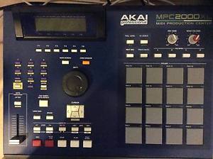 Akai MPC 2000 XL - CLEAN LCD -  - CF READER  -SCSI PORT - THICK SOUND -