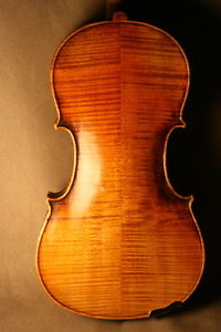 A GOOD SOUNDING OLD ANTIQUE GERMAN VIOLIN MADE AFTER STRADIVARI CIRCA 1920.