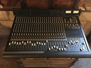 Mackie 24/8 Buss Analog Mixer