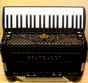 SCANDALLI SUPER  V1 L PIANO ACCORDION-BUILT IN MIC-HARD CASE-IN:VERY GOOD CON'D!