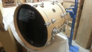 DW Drum Workshop Performance Series Natural Gloss Lacquer 14x18 Bass Drum