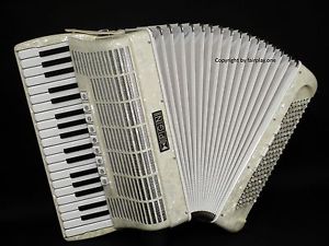 Akkordeon Pigini Wing 374, 4/5 Chöre mit 120 Bass und nur 7,9kg