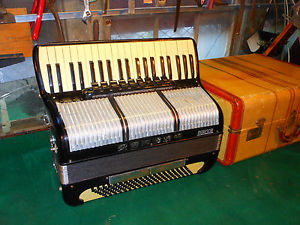 MORESCHI Italy 120 Bass Accordion 4 Reeds 9 Voices 2 Shifts w/Case..
