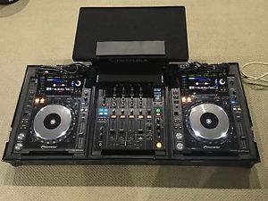 2 x Pioneer CDJ 2000 Nexus, Pioneer DJM 800 in Oddysey Flight Case