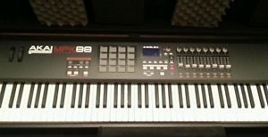 MPK88 : Akai Professional - performance keyboard plus hard carrying case.