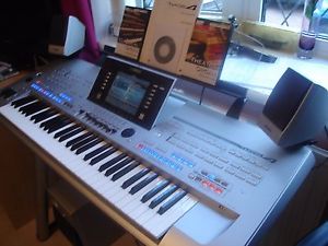YAMAHA TYROS 4 MINT CONDITION. MANY EXTRAS + 1GB EXPANSION MEMORY MODULE