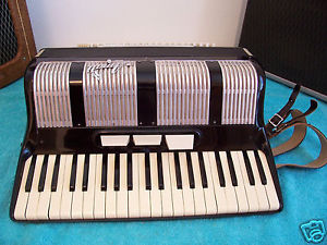 Amati  Accordion 120 bass Accordian 4/5 reeds  pretty nice shape Italy Titano ?
