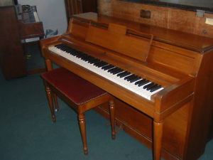 37 inch Wurlitzer Spinet #831450 (1963) walnut finish with bench