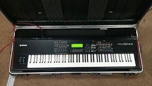 Yamaha S90ES - 88 Key Weighted Action Synthesizer - Case Bundle