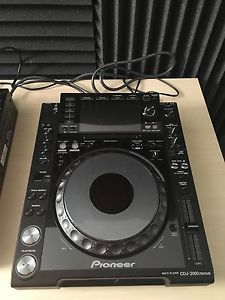 Pioneer CDJ-2000NXS - BARELY USED