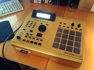 AKAI MPC 2000XL CUSTOM MIDI PRODUCTION CENTER 32MB RAM, 8 OUT EXP,CF CARD READER