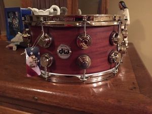 DW 7X14 WOOD SNARE, MAHOGANY FINISH COLLECTORS SPLIT NICKLE LUG SNARE DRUM