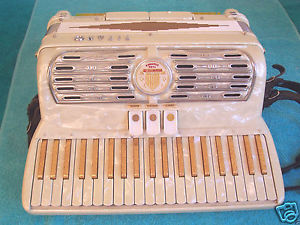 TITANO 120 bass Accordion 2/4 Reeds Tube Chamber Accordian Gold & White VGC