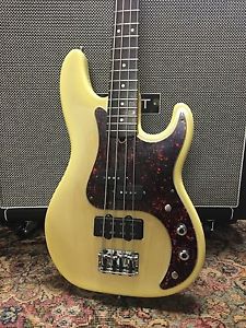 Fender American Deluxe Precision Bass W/ Case - 1996