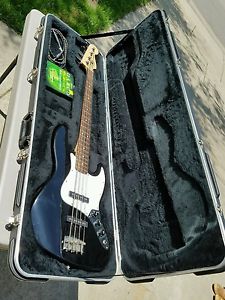 Fender Jazz Electric Bass Guitar made in mexico SKB hardshell case 2000-2001