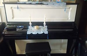 Pianoforte a muro Antico da accordare. Colore Bianco e nero.Marca Rud. Ibachsohn