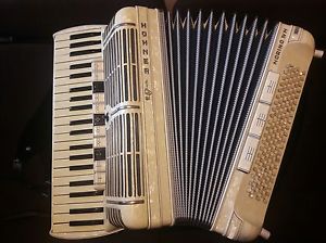 Mint condition ACCORDION HOHNER - MORINO IV M, 123 BASS MODEL.