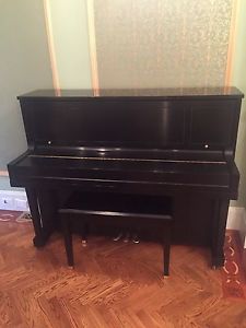 STEINWAY & SONS Upright Piano. Model 1098 / 46.5" Beautiful Condition