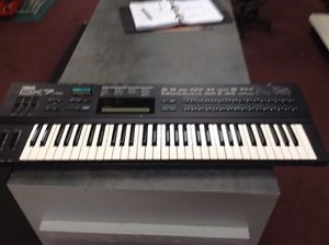 Yamaha DX7 ii FD Synthesizer With Hard Case.