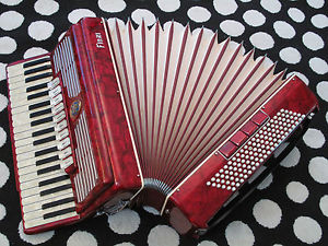 "FINZI"  LMMH 4/5 ACCORDION/ACCORDIAN, MADE IN ITALY, CAN SHIP TO BRAZIL, $180.