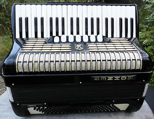 Sehr schönes Akkordeon HOHNER VERDI III in spielbereitem Zustand