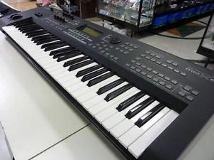 Yamaha MOX6 61 key Synthesizer soft case, AC adapter, with a foot pedal