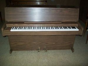 Hampton Console Piano