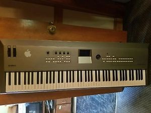 Piano/Keyboard Yamaha MM8 Music Synthesizer
