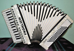 Akkordeon Fröhlich-Bambi von „Weltmeister“ HARMONA Klingenthal (= Modell Rubin)