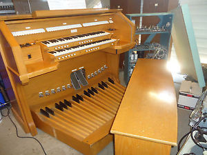 ALLEN ORGAN 301-3B + 4 ALLEN AMPLIFIERS + 4 ALLEN HC-12 SPEAKERS + BENCH