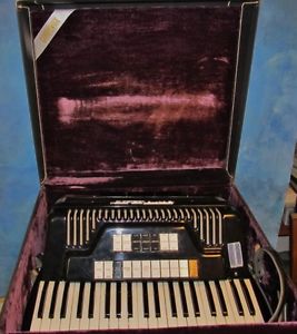 Vintage CORDOVOX N 221/22 Black Accordion w/Case Italy J222