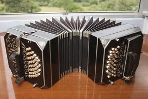 Bandoneon AA negro liso - 142 tonos - Peines de zinc - Sistema tango argentino