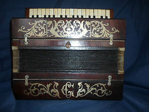 fisarmonica antica CG in legno