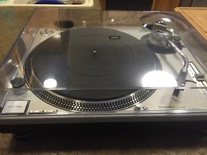 TECHNICS SL 1200mk2 DIRECT DRIVE TURNTABLE WITH NEW AT440MLB