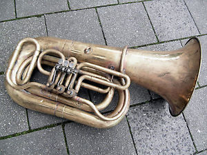 alte Bb Tuba aus Russland Bass Helikon Sousaphon spielbar Messing unlackiert