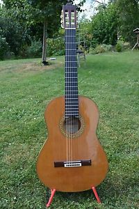 Valeriano Bernal Clase F  Flamenca Blanca mit Zederndecke Bj. 2001 Handsigniert!