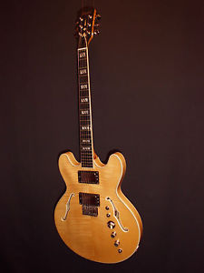 Framus Vintage Semi Acoustic E-Gitarre im fabrikneuen Zustand.