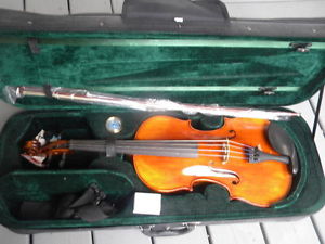 left handed viola cremona-15 inch SVA 500 with  scratch near chinrest