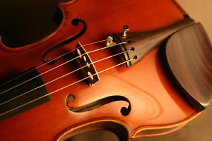 A GOOD OLD ANTIQUE FRENCH VIOLIN MADE AFTER STRADIVARI CIRCA 1930 - OIL VARNISH.