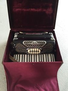 CENTRO MATIC INTERNATIONAL ACCORDION  Model 35 MADE IN ITALY With Case