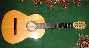 Vollmassive handgebaute Konzertgitarre