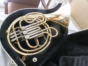 HOLTON H602 FRENCH HORN W/CASE @MP,JUST CLEANED AND SERVICED,READY TO PLAY !!