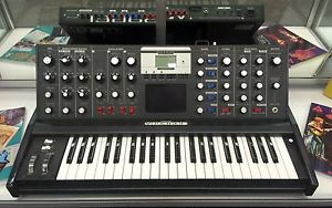 Moog Minimoog Voyager Electric Blue Edition