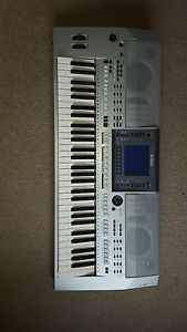 Yamaha PSR-S700 61-Key Arranger Workstation Keyboard Works perfectly w/bookstand