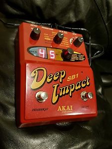 Akai SB1 Deep Impact Synthesizer Bass Guitar Pedal. Amazing shape!