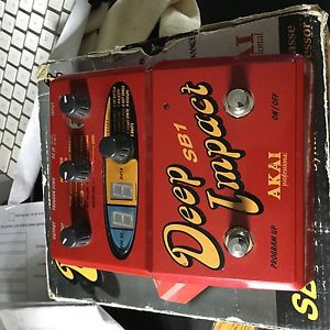 AKAI DEEP IMPACT SB-1 Bass Synthesizer Guitar Pedal (Chris Wostenholme - Muse)