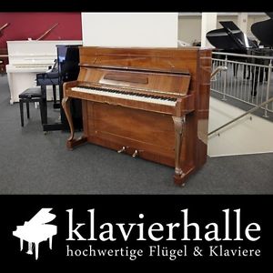 Stilvolles Petrof Klavier, Modell P116 C1, Nussbaum poliert, edles Chippendale