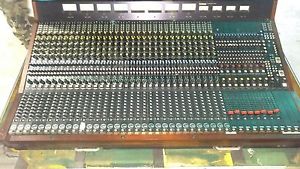Yamaha PM 2000 mixing console